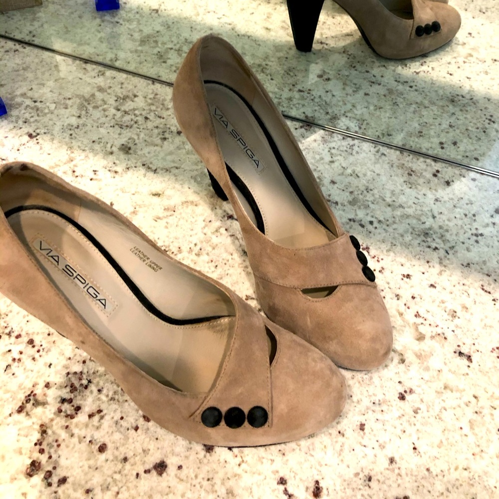 Via Spiga tan suede chunky pump w button sz 37